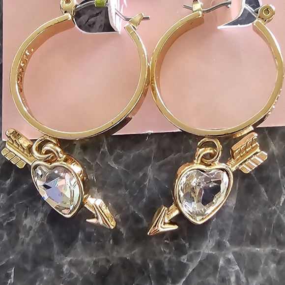 Juicy Couture Engrave Juicy On Hoop With Hanging Cupid Arrow Bling heart - Picture 4 of 4